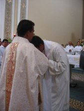 ... pasaron a darle al Padre Lino el abrazo de paz...