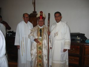 Lino con Mons. Rafael Martínez Sáinz, Obispo Auxiliar de Guadalajara, Jal. y el Señor Cura de Cotija (hasta hace pocos meses) Padre Conrado Fernández.