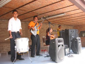 Un Grupo musical amenizó el ambiente con unos cantos motivacionales.<br />
Siguieron unos bailables típicos de México.