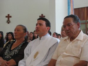 Familiares de Manuel y Fieles siguieron con mucha fe y devoción los diferentes momentos del Sagrado Rito.