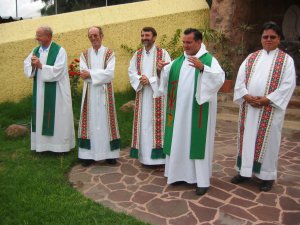 El Padre Fernando presidió  una Misa Itinerante por el jardín del Seminario.