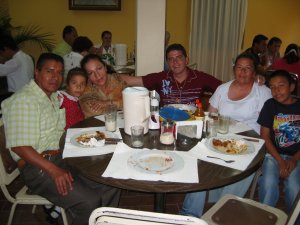 Unos familiares nos acompañaron en la comida del último día.