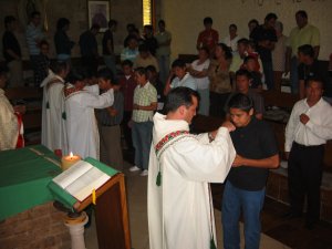 Los Padres entregaron la Cruz a todos los JSF, que participaron en el Preseminario.