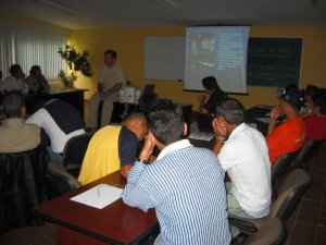 El Padre Fernando nos presentó el trabajo pastoral "sin Fronteras" de los Misioneros de San Carlos.