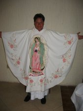 Al Padre Chan se le ofreció en agradecimiento una casulla con bordada la Morenita del Tepeyac, para que lo acompañe en su nueva misión en Los Ángeles, USA.