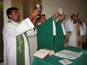 El Padre Fernando presidió la Santa Misa Itinerante.