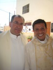 Padre Giovanni, amigo y formador de Padre Andres, gozando de este evento al máximo