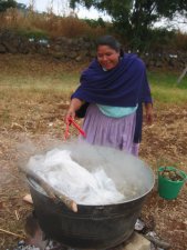 La Mamá de Gregorio, Religioso Estudiante de Teología en Argentina, preparando ricos tamales.