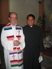 El Padre Antonio con su ahijado Alejandro.