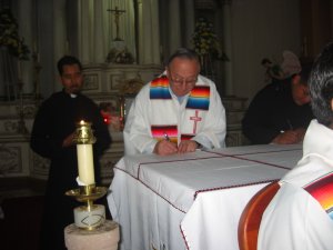 El Padre Provincial firma las Actas de la Primera Profesión Religiosa...