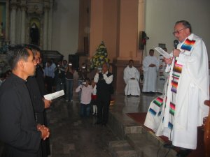 El Padre Provincial entrega a los Neo-Profesos las Reglas de Vida de la Congregación de los Misioneros de San Carlos-Scalabrinianos.