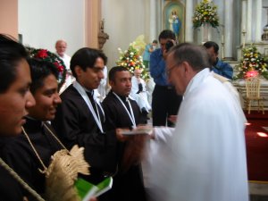 El Padre Superior Provincial entrega las Reglas de Vida de la Congregación de los Misioneros de San Carlos.