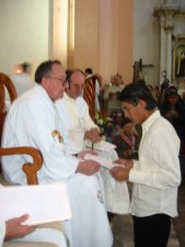 Jose Manuel hace su Primera Profesión Religiosa.<br />
... y en manos de Antonio Tapparello, superior provincial, que representa a la Congregación de los Misioneros de San Carlos...