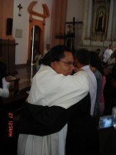 El Padre Chan abraza a su ahijado.