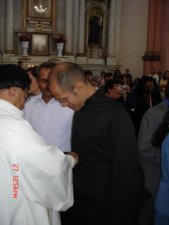 El Padre Chan entrega la sotana a Juan Francisco.