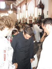 Padre Fernando entrega la sotana a Román.