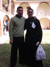 Fabio colombiano neoprofeso con Apolinar estudiante de tercero de Filosofía