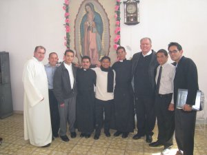 Los Ángeles CA, gera y cande provenientes del seminario de los Ángeles, con algunos seminaristas y el padre Giovanni