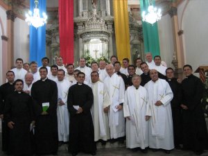Los nuevos religiosos junto con los padres que estuvieron presentes en la eucaristía que presidió nuestro superior provincial Adilso