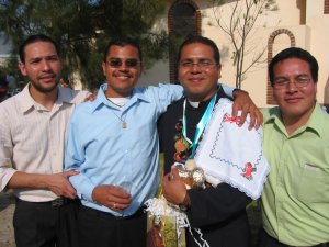 José Luis con unos Seminaristas.