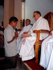 ... en presencia de los hermanos y en manos del Padre Antonio Tapparello, Superior  Provincial, que representa a la Congregación de los Misioneros de San Carlos...